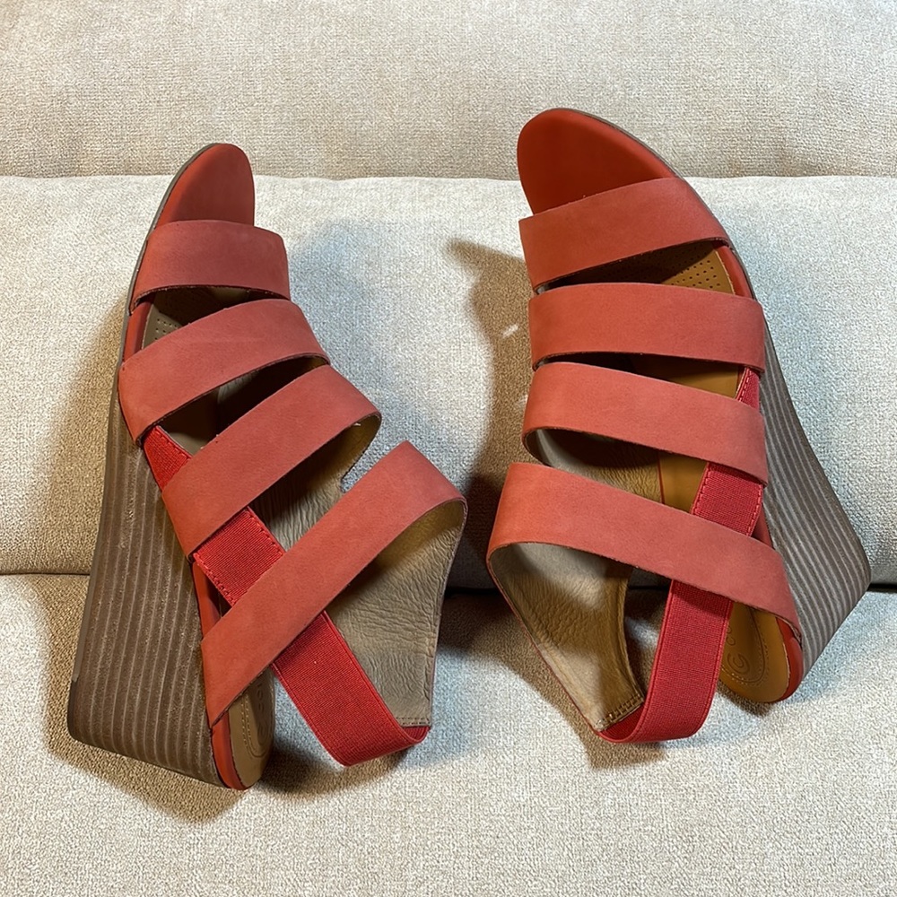 NIB 7.5 CORSO COMO Brick red elastic ankle strap cut out suede wedge 2.5” heels